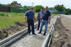Глава Ванновского поселения А.Н.Трубицын встретился с подрядчиком строительства тротуаров.