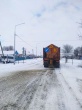 🚜 Сотрудники МКУ нашего поселения занимаются очисткой дорог от выпавшего снега и обрабатывают их пескосоляной смесью